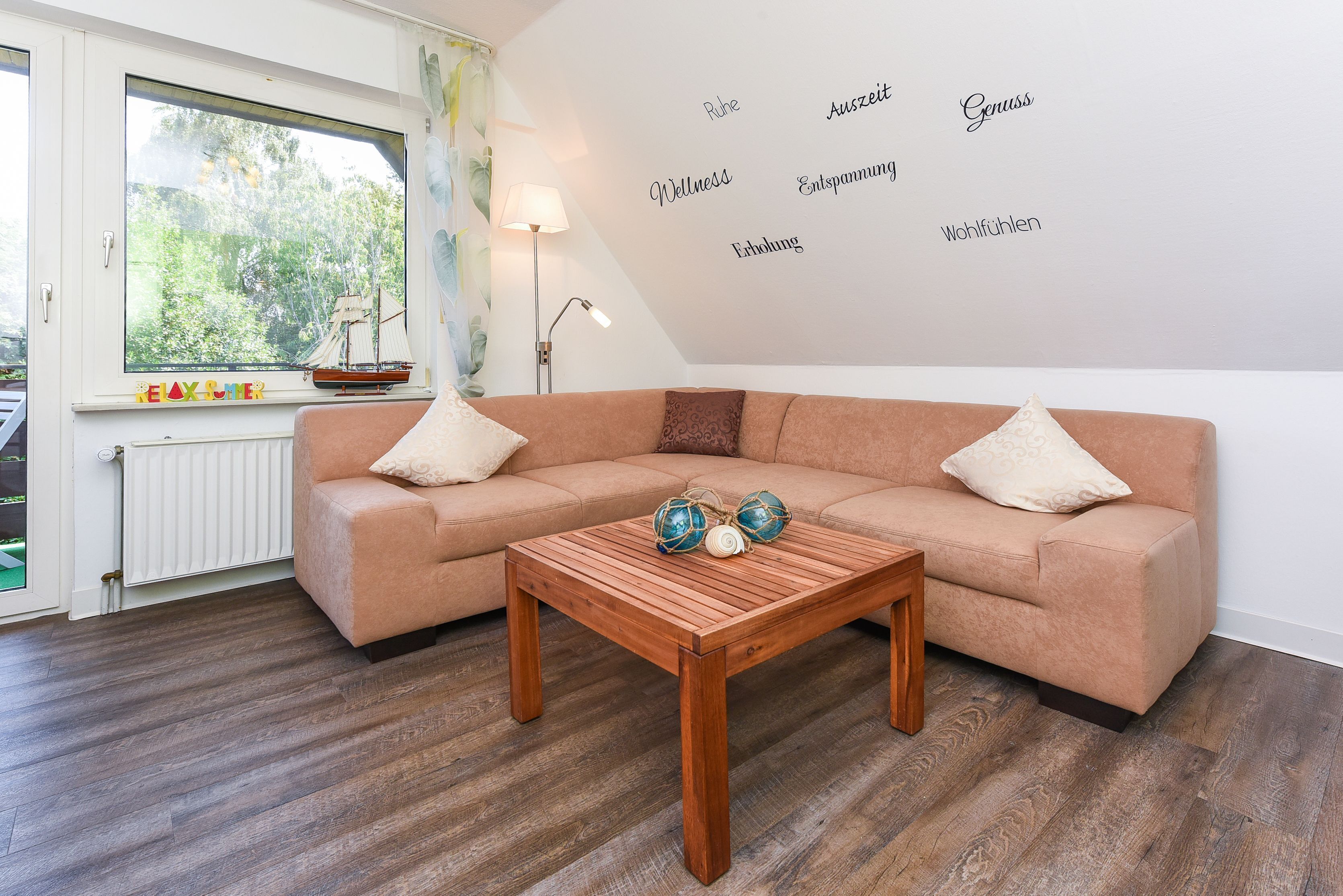 Wohnzimmer mit integriertem Küchenbereich