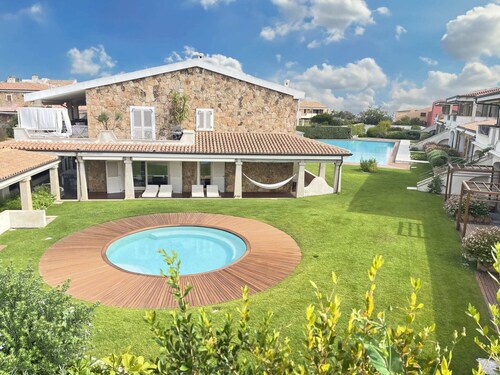 LIKE at HOME ​PALAU n° 11 Poolside Paradise Patio