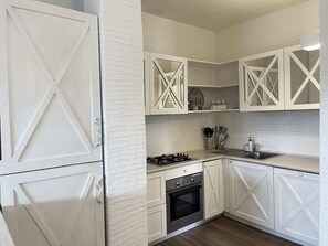 Kühlschrank, Ofen, Geschirrspüler, Wasserkocher mit Kaffee-/Teezubehör