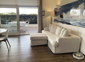 Living area - LIKE at HOME ​PALAU n° 11 Poolside Paradise Patio (Palau)