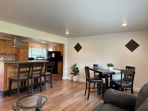 Private 4 BDRM house, 5 Miles from Downtown #3