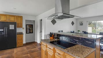 Kylskåp, mikrovågsugn, spishäll och diskmaskin