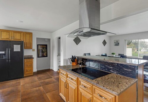 Private 4 BDRM house, 5 Miles from Downtown #3