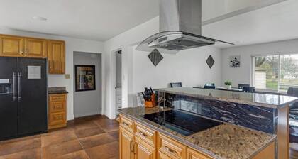 Private 4 BDRM house, 5 Miles from Downtown #3