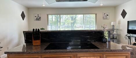 Køleskab, mikrobølgeovn, kogeplade, opvaskemaskine