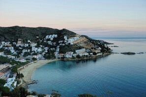 Una spiaggia nelle vicinanze