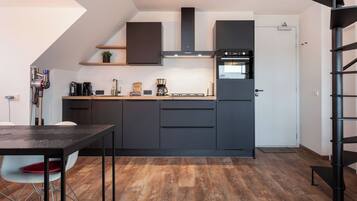 Een koelkast, een magnetron, een vaatwasser, een broodrooster