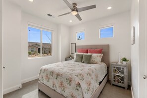 9 Schlafzimmer, Schreibtisch, Bügeleisen/Bügelbrett, Reisekinderbett