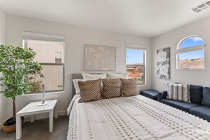 9 bedrooms, desk, iron/ironing board, travel crib - Twice as Nice combines two side-by-side homes. Sleeps 30! (Washington)