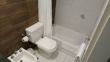 Een douche, een haardroger, een bidet, handdoeken