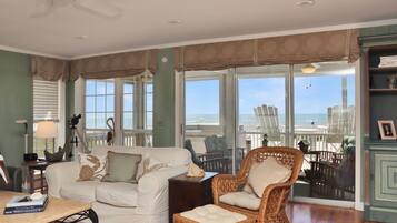 House, Multiple Beds (White Pelican) | Living area