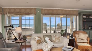 House, Multiple Beds (White Pelican) | Living area