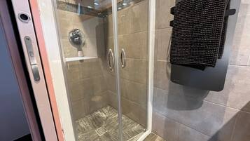 Douche, sèche-cheveux, savon, papier toilette
