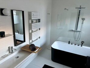 ヘアドライヤー、タオル、石鹸、トイレットペーパー