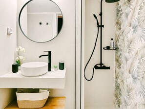 Een haardroger, handdoeken, zeep, shampoo