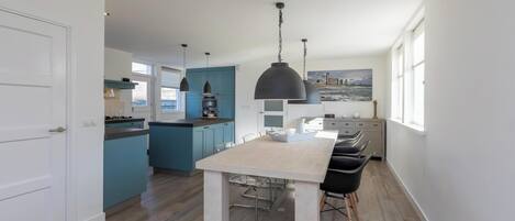 Réfrigérateur, micro-ondes, lave-vaisselle, grille-pain