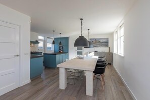 Fridge, microwave, dishwasher, toaster - Familyhome - Oostkapelseweg 32 | Serooskerke 'Ooievaar' (Serooskerke)