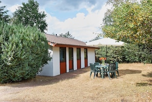 Outdoor dining - Type 5p - Two Bedroom Chalet, Sleeps 5 (Uelsen)