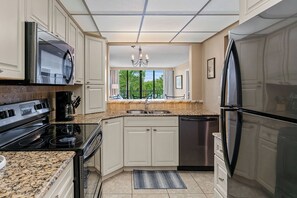 冷蔵庫、電子レンジ、オーブン、コンロ