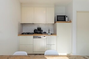 Refrigerador, microondas, lavavajillas y cafetera y tetera 