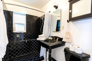 Suihku, hiustenkuivaaja, pyyhkeet