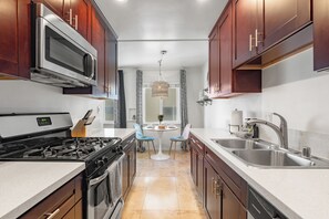 Fridge, microwave, oven, stovetop - Across From Ocean/Family Friendly/Walk To All (La Jolla)