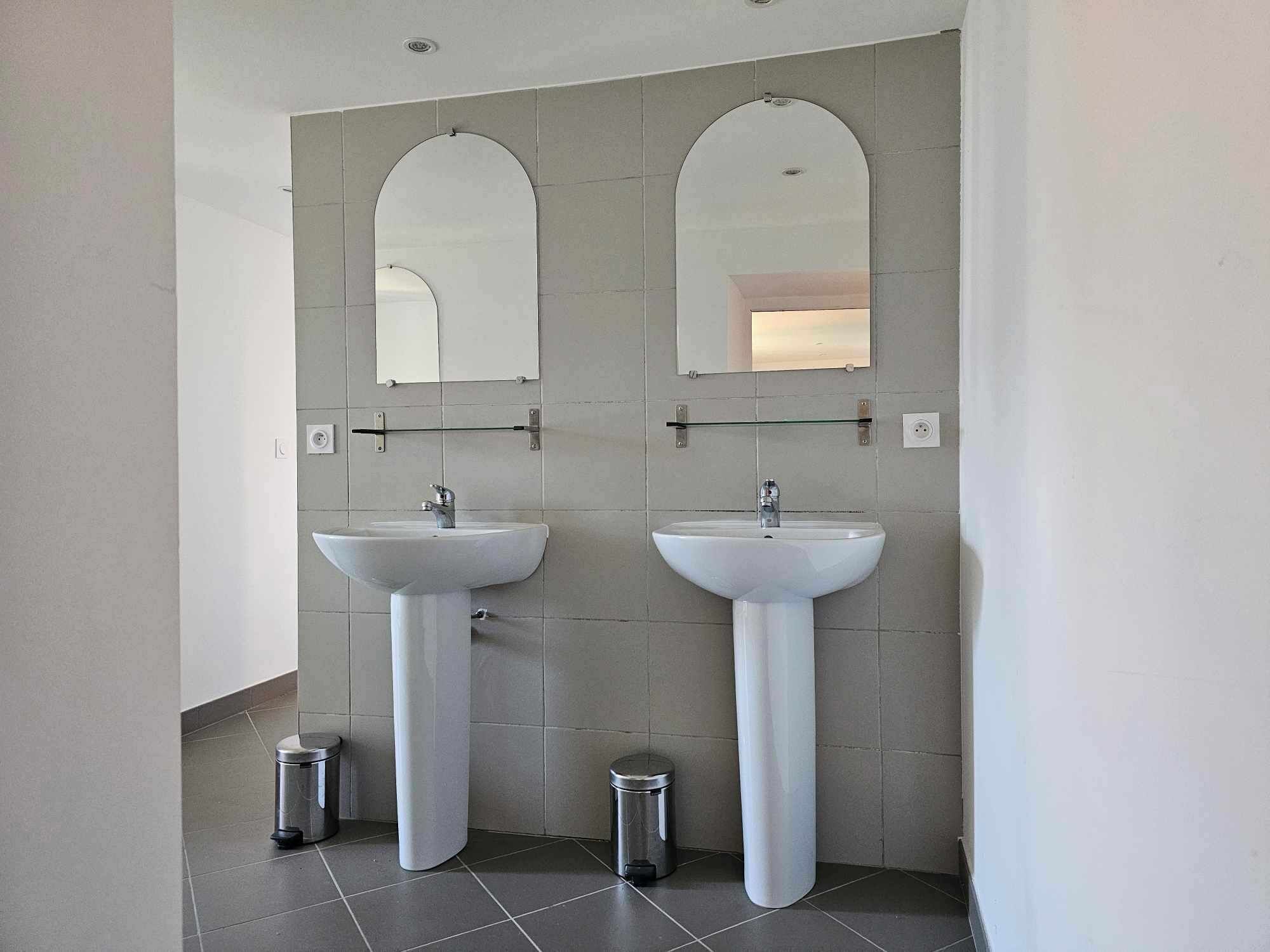 コンフォート 共同ドミトリー 1 ベッドルーム バレービュー | バスルーム