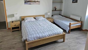 A room with two wooden beds, each with a nightstand and a lamp. There are two framed pictures on the wall. - l'Auberge La Gruppio (Ilonse)