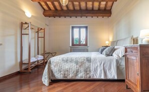 4 bedrooms, desk, WiFi, bed sheets - Villa Vagnini - Four Bedroom Villa, Sleeps 10 (Pesaro)