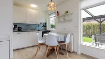 Een koelkast, een magnetron, een vaatwasser