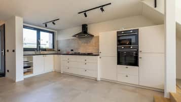 Een koelkast, een magnetron, een oven, een vaatwasser