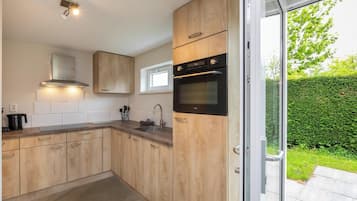 Een koelkast, een magnetron, een vaatwasser