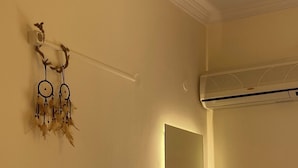 Safe på rommet, blendingsgardiner, lydisolert og wi-fi (inkludert)