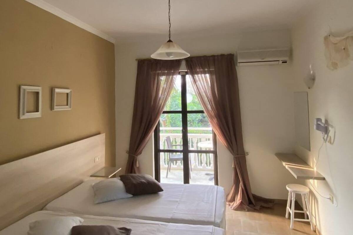 Cofres nos quartos, cortinas blackout, Wi-Fi de cortesia, roupa de cama