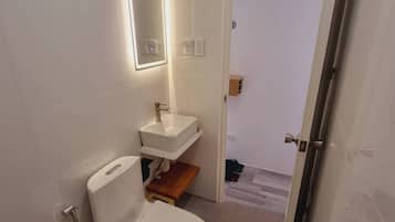Serviettes fournies, savon, shampoing, papier toilette