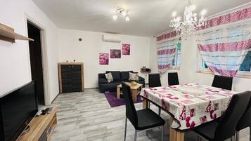 Televisión y chimenea