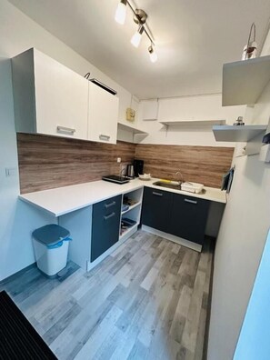 Kühlschrank, Mikrowelle, Wasserkocher mit Kaffee-/Teezubehör, Toaster