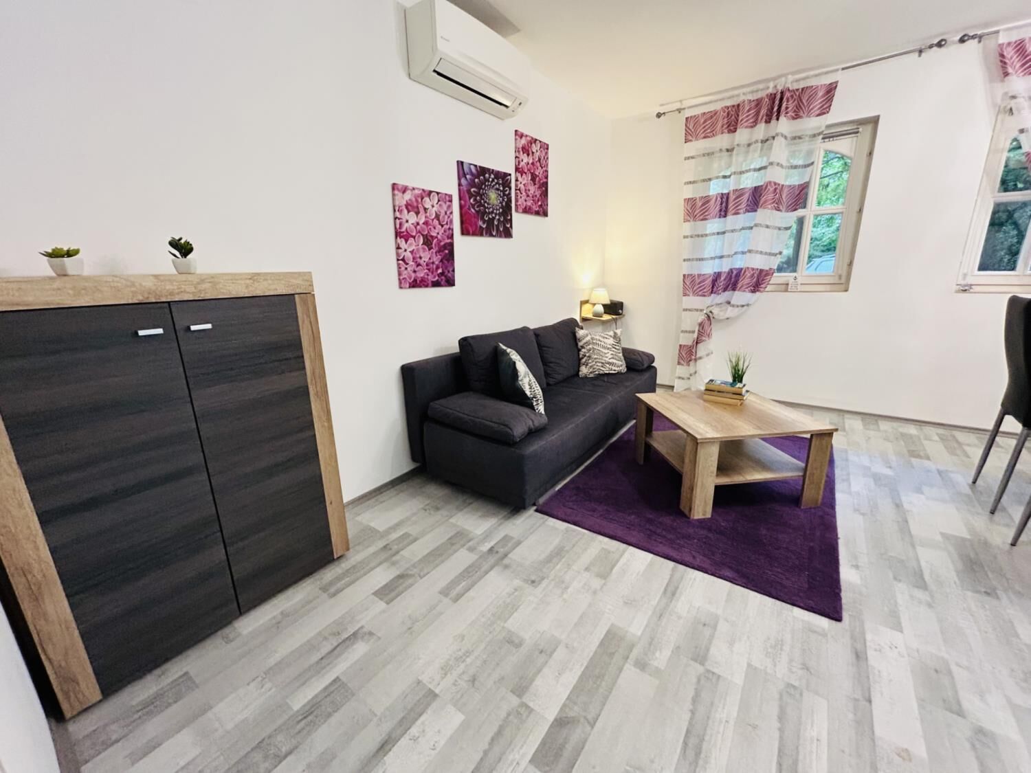 Televisión y chimenea 