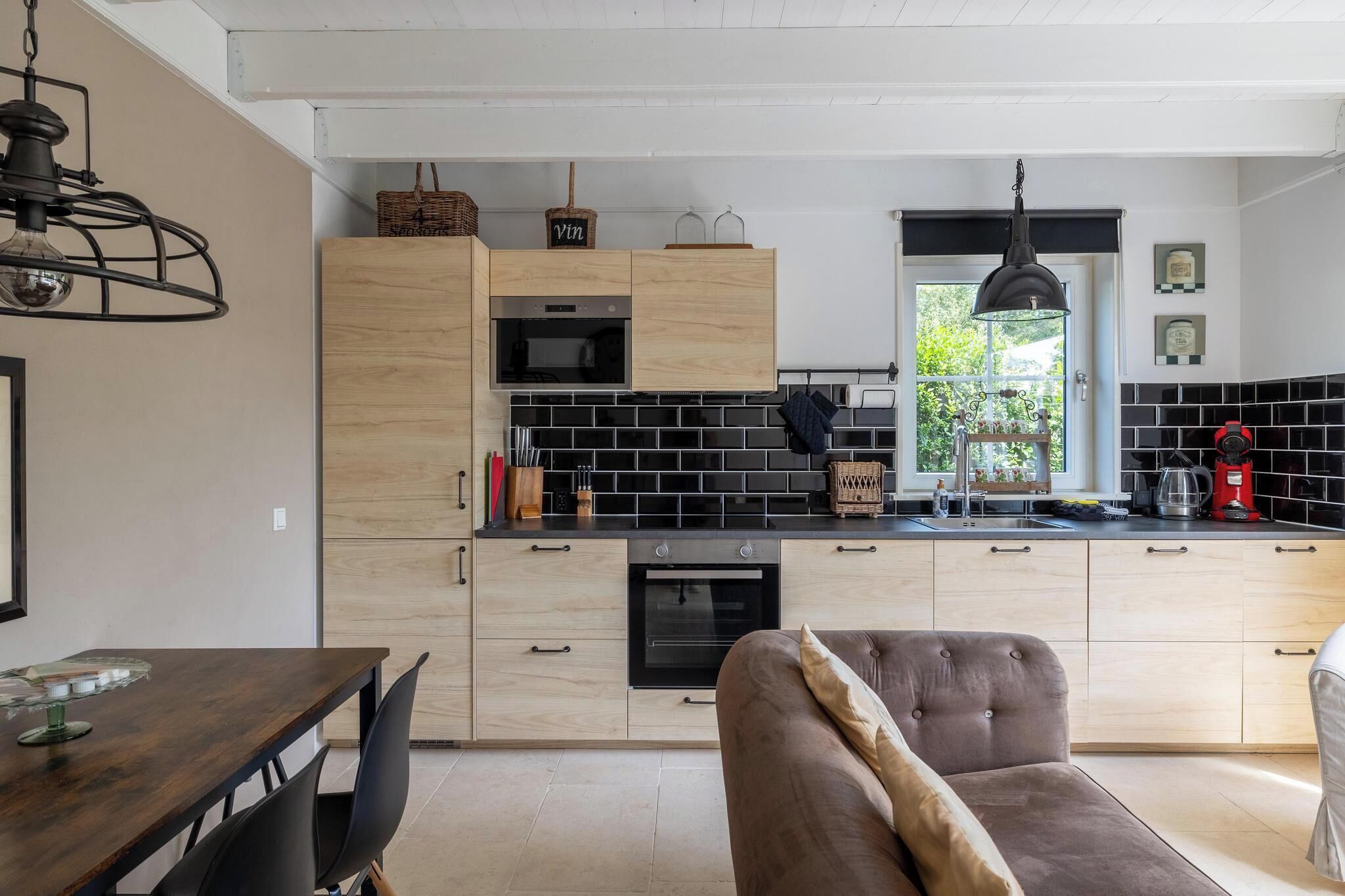 Een koelkast, een magnetron, een vaatwasser, een broodrooster