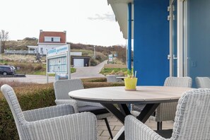 Outdoor dining - Appartement - Nieuwstraat 1 | Zoutelande 'Kurhaus appartement 2' (Zoutelande)