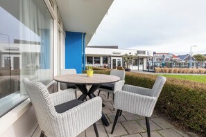 Outdoor dining - Appartement - Nieuwstraat 1 | Zoutelande 'Kurhaus appartement 2' (Zoutelande)