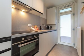 Fridge, microwave, dishwasher, toaster - Appartement - Nieuwstraat 1 | Zoutelande 'Kurhaus appartement 2' (Zoutelande)