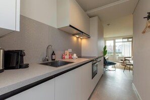 Kjøleskap, mikrobølgeovn, oppvaskmaskin og brødrister