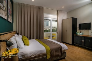 Individually decorated, individually furnished, desk, laptop workspace - Dizengoff square boutique (Tel Aviv)