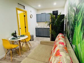 Smart TV - Cozy Studio In Las Vegas, King Bed  Near Freemont Street. (Las Vegas)