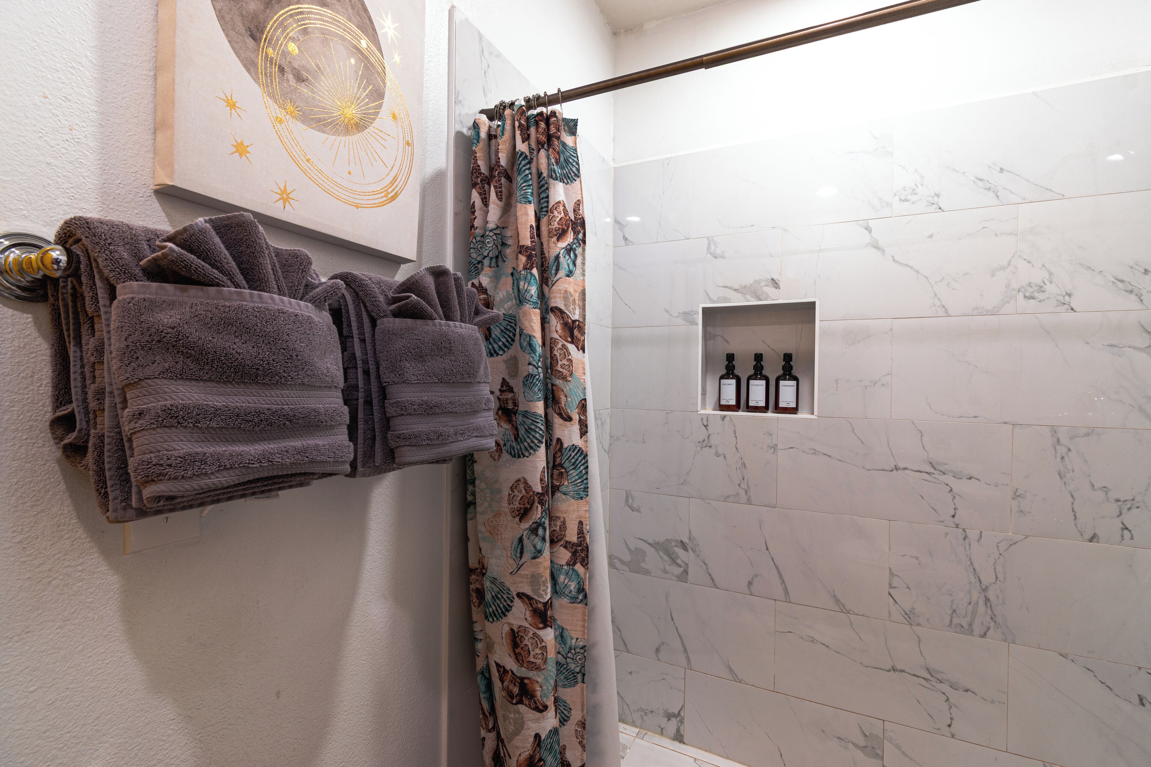 Een douche, een haardroger, handdoeken, zeep