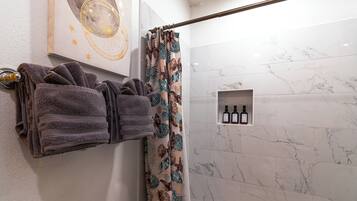 Een douche, een haardroger, handdoeken, zeep