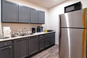 Cafetera/tetera, refrigerador, microondas, horno