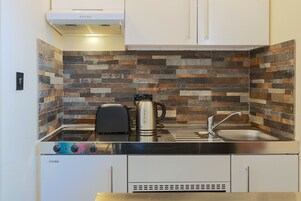 Geladeira grande, micro-ondas, fogão, cooktop