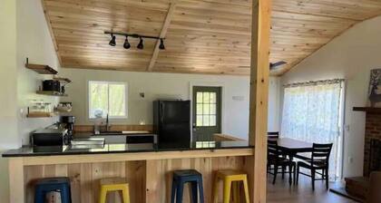 River Retreat with Kayaks, Firepits, Stars